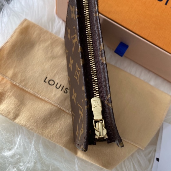 Louis Vuitton Toiletry 15 - Picture 3 of 5